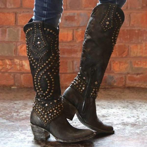 EB | Hohe Stiefel mit Metallnieten und Kobigem Absatz