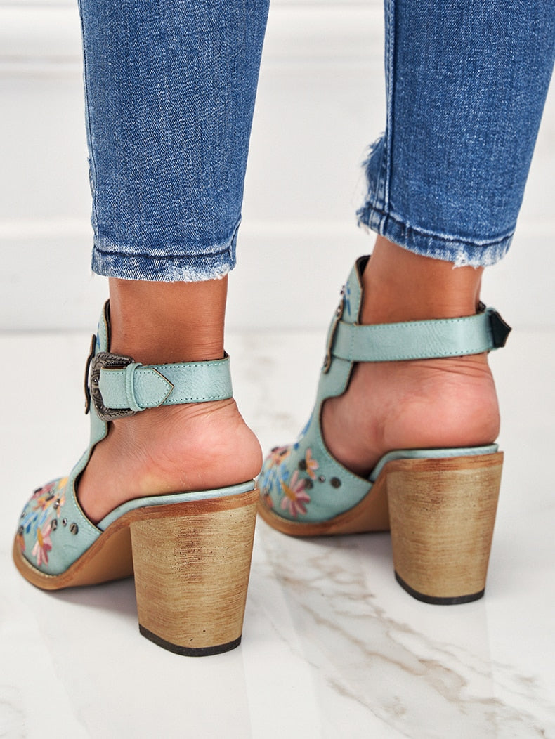 Stiefelsandalen mit großem Absatz EB
