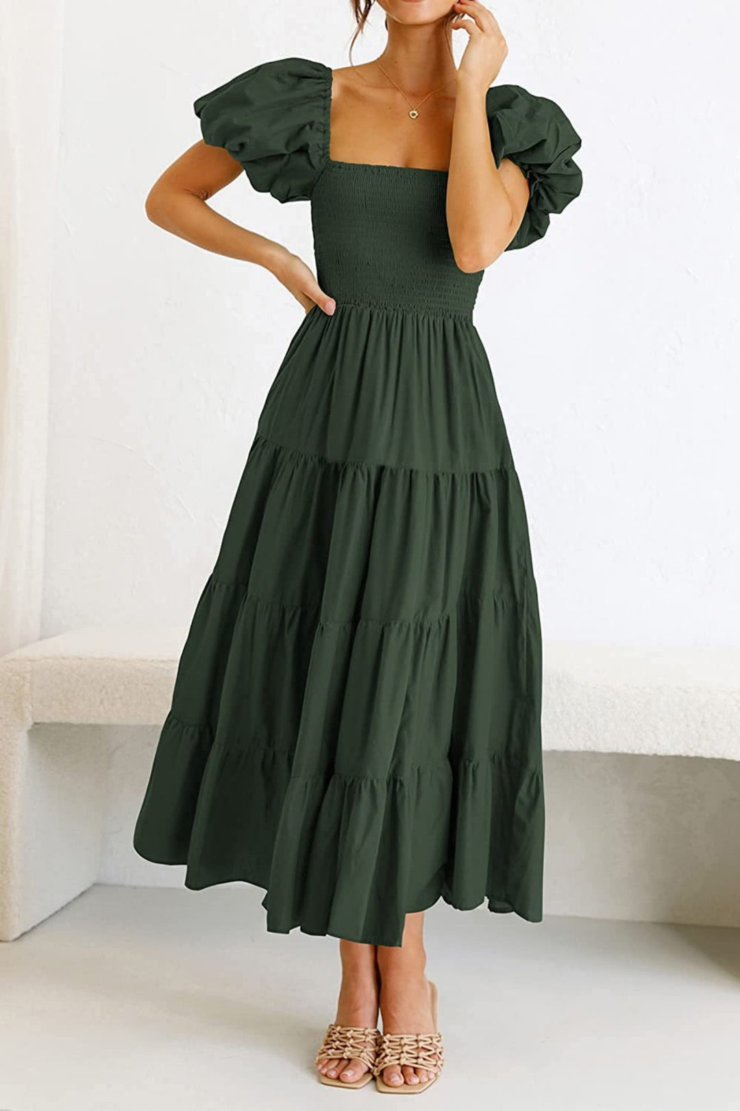 EB | Plissee-Kleid mit quadratischem Ausschnitt und Neckholder-Blasenärmeln