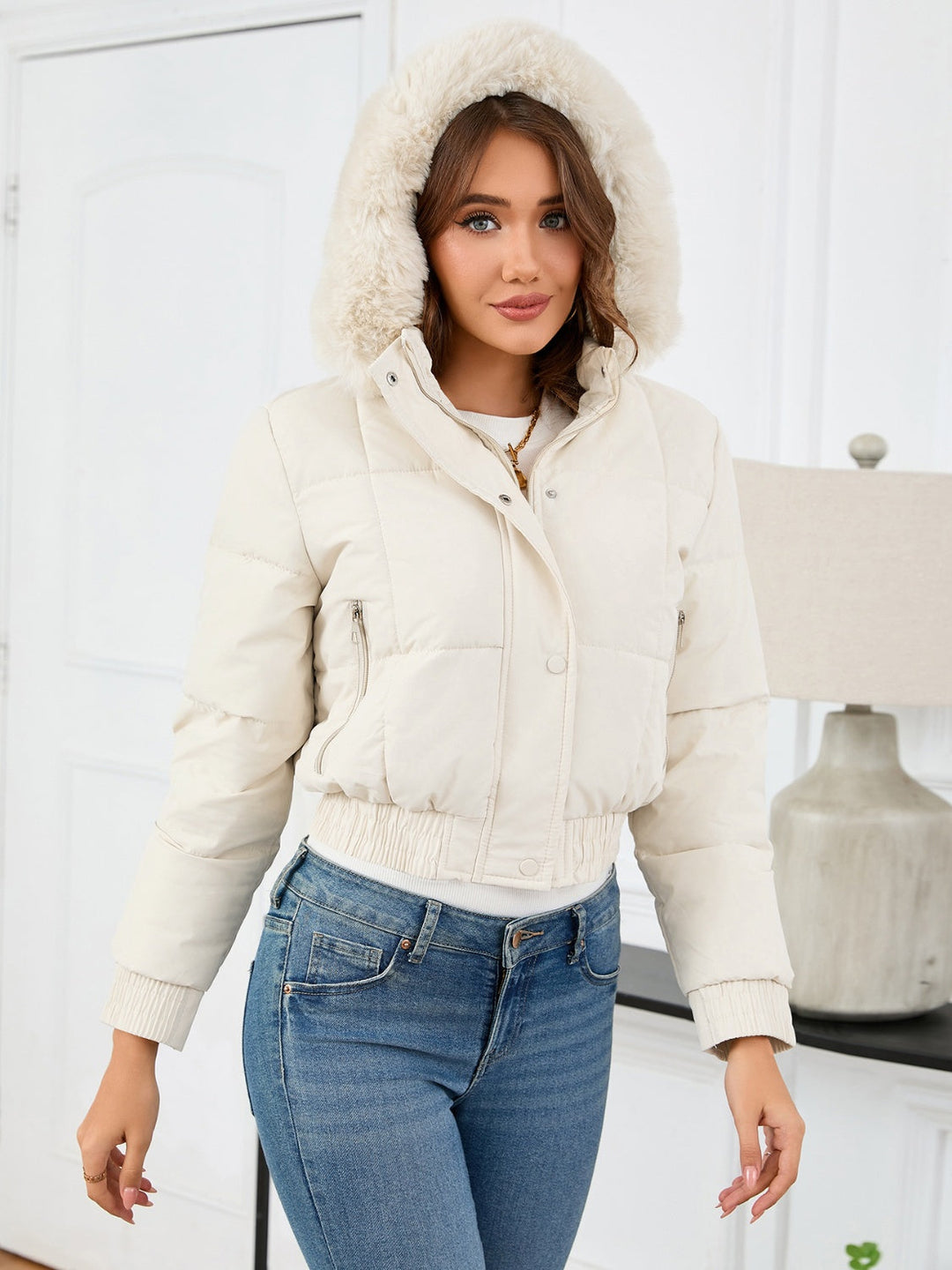 EB | wattierte Winterjacke mit Fellkapuze und Taschen