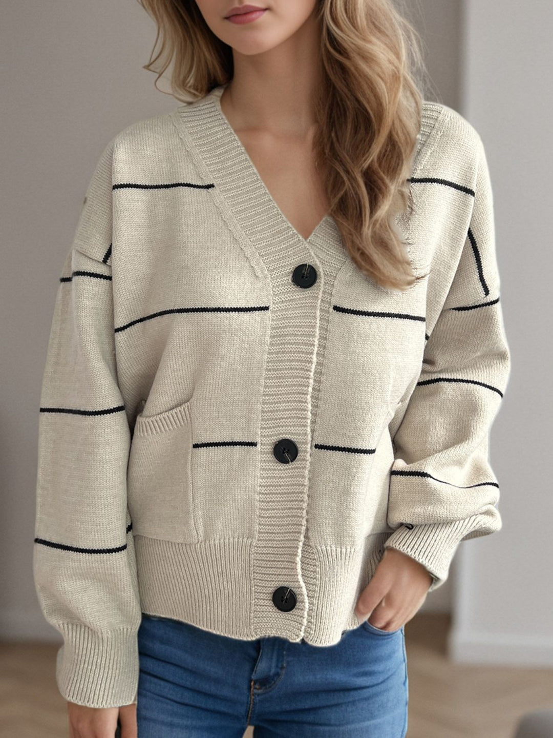 EB | Legere Strickjacke mit langen Ärmeln, V-Ausschnitt, Knöpfen und Streifen