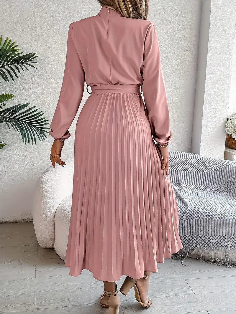 EB | Schlichtes Kleid mit Stehkragen und Plissiertem Gürtel