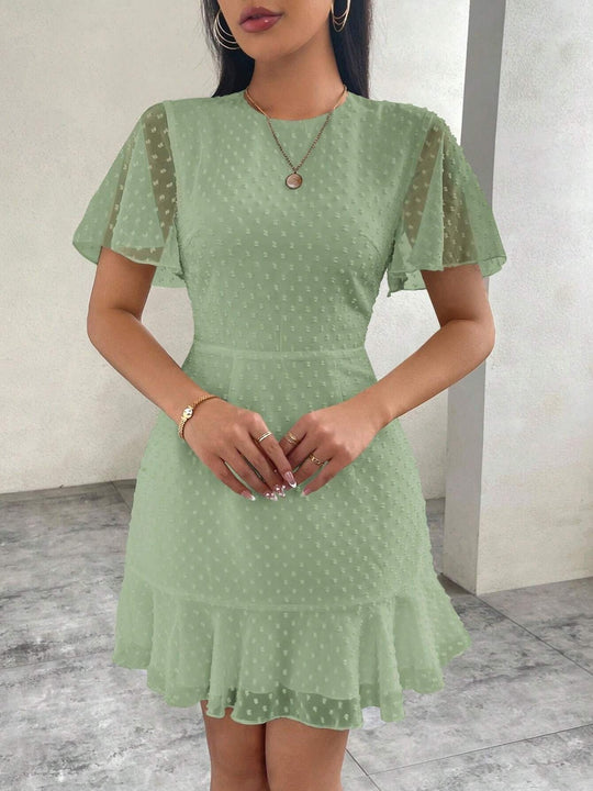 EB | Dreidimensionales Kleid mit Rüschenrand und Punkten