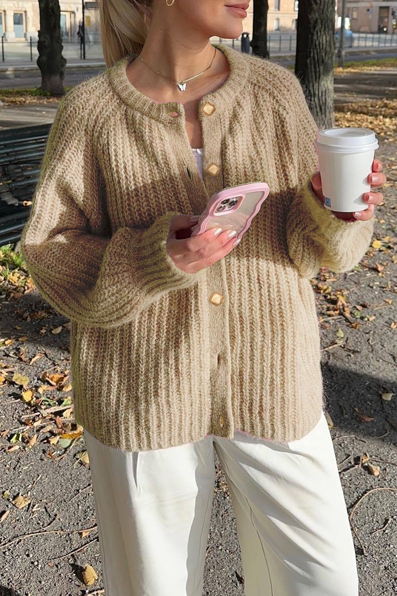 EB | Lässiger Strickpullover mit Knöpfen und Rundhalsausschnitt. Oberbekleidung