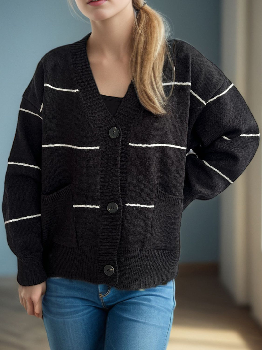 EB | Legere Strickjacke mit langen Ärmeln, V-Ausschnitt, Knöpfen und Streifen