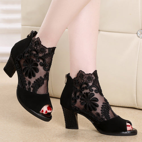 Damen nan Stiefelette mit offenem Zehenbereich, Spitzenobermaterial, floraler Stickerei und komfortablem Blockabsatz EB