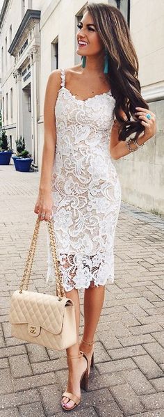 Damen Spitzenkleid mit figurbetontem Schnitt und eleganter Unterfutter EB