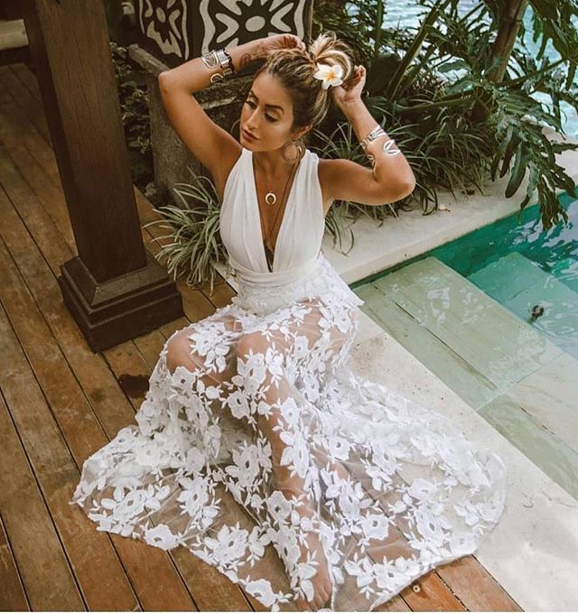 Damen Spitzen Maxikleid mit tiefem V-Ausschnitt und floralen Details EB