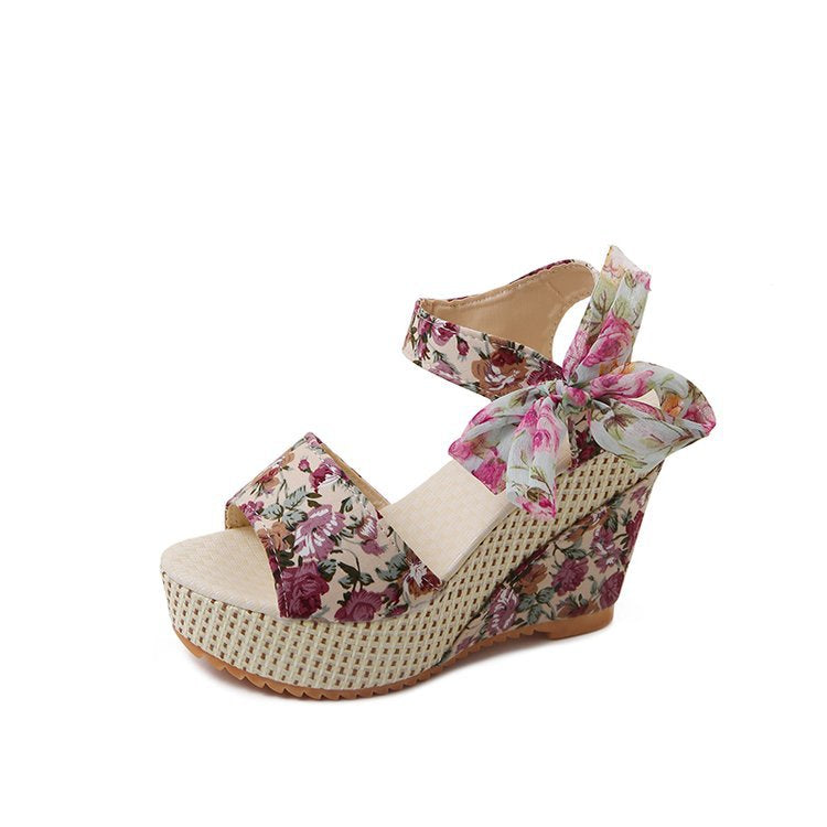 Damen Wedge-Sandalen mit floralem Design und komfortabler Riemenverzierung EB