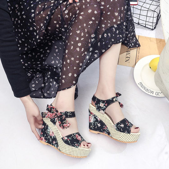 Damen Wedge-Sandalen mit floralem Design und komfortabler Riemenverzierung EB