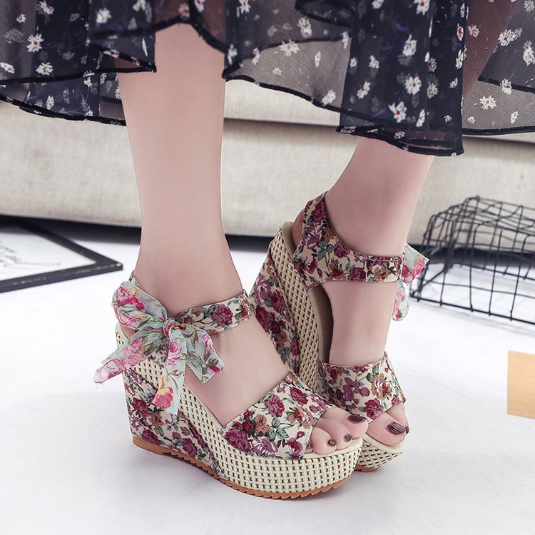 Damen Wedge-Sandalen mit floralem Design und komfortabler Riemenverzierung EB
