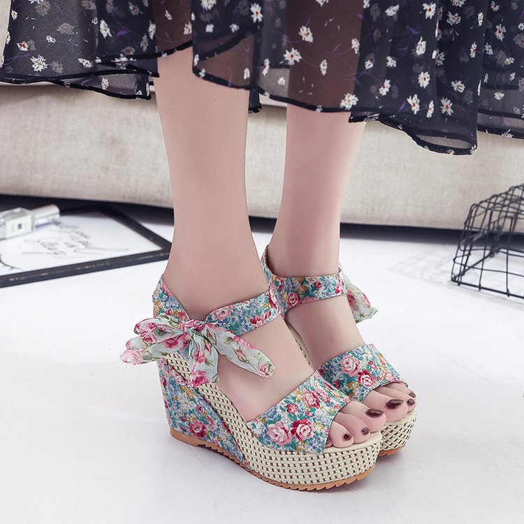 Damen Wedge-Sandalen mit floralem Design und komfortabler Riemenverzierung EB