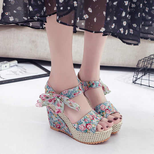 Damen Wedge-Sandalen mit floralem Design und komfortabler Riemenverzierung EB