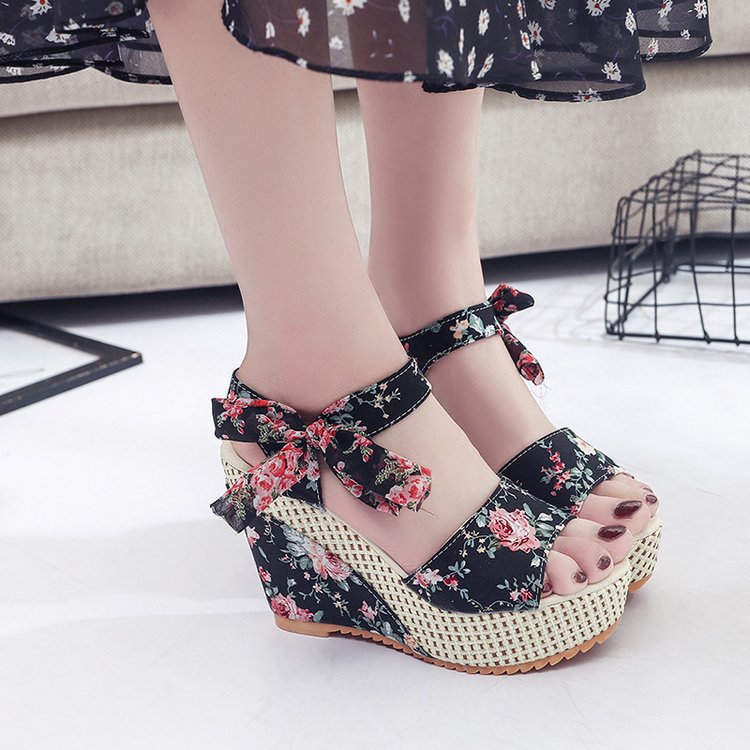 Damen Wedge-Sandalen mit floralem Design und komfortabler Riemenverzierung EB