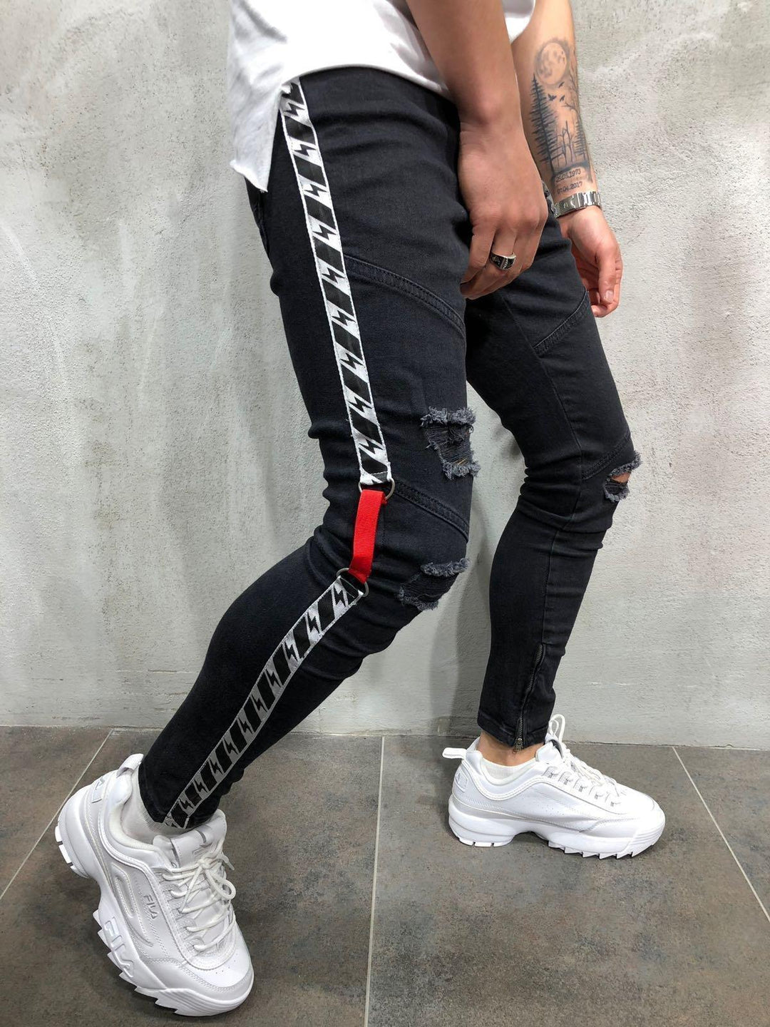 Herren modische Ripped Jeans mit kontrastierenden seitlichen Streifen und detailverliebten Designelementen EB