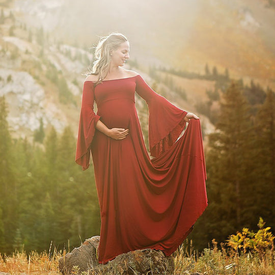 Damen Umstands-Maxikleid mit schulterfreiem Design und fließenden Ärmeln EB