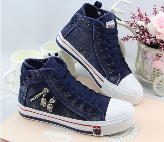 Damen nan hohe Sneaker im Jeanslook mit seitlichem Reißverschluss und dekorativen Anhängern EB