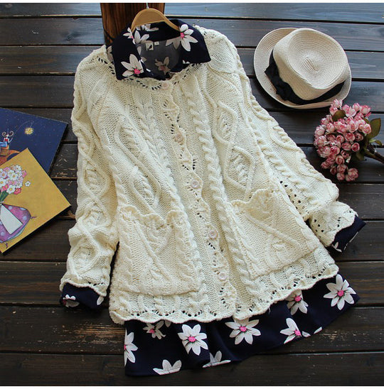 Damen Strickjacke mit kunstvollen Zopfdetails und romantischen Rüschenelementen EB