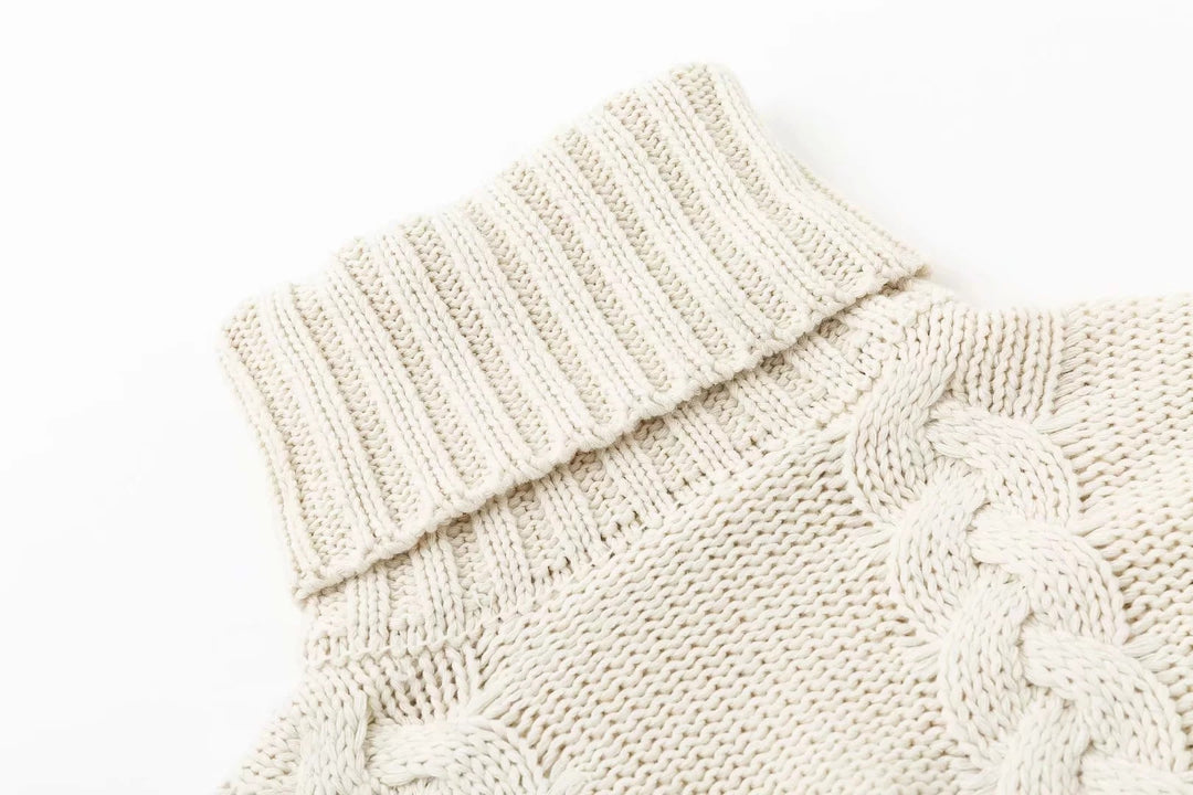 Damen Grobstrickpullover mit hohem Kragen und femininen Zopfmuster EB