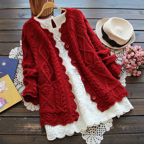 Damen Strickjacke mit detailverliebtem Zopfmuster und rüschenförmigen Abschlüssen EB