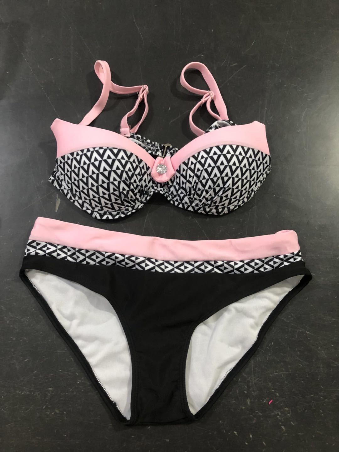 Damen Bikini-Set mit formgebendem Oberteil und modernem Streifenmuster EB