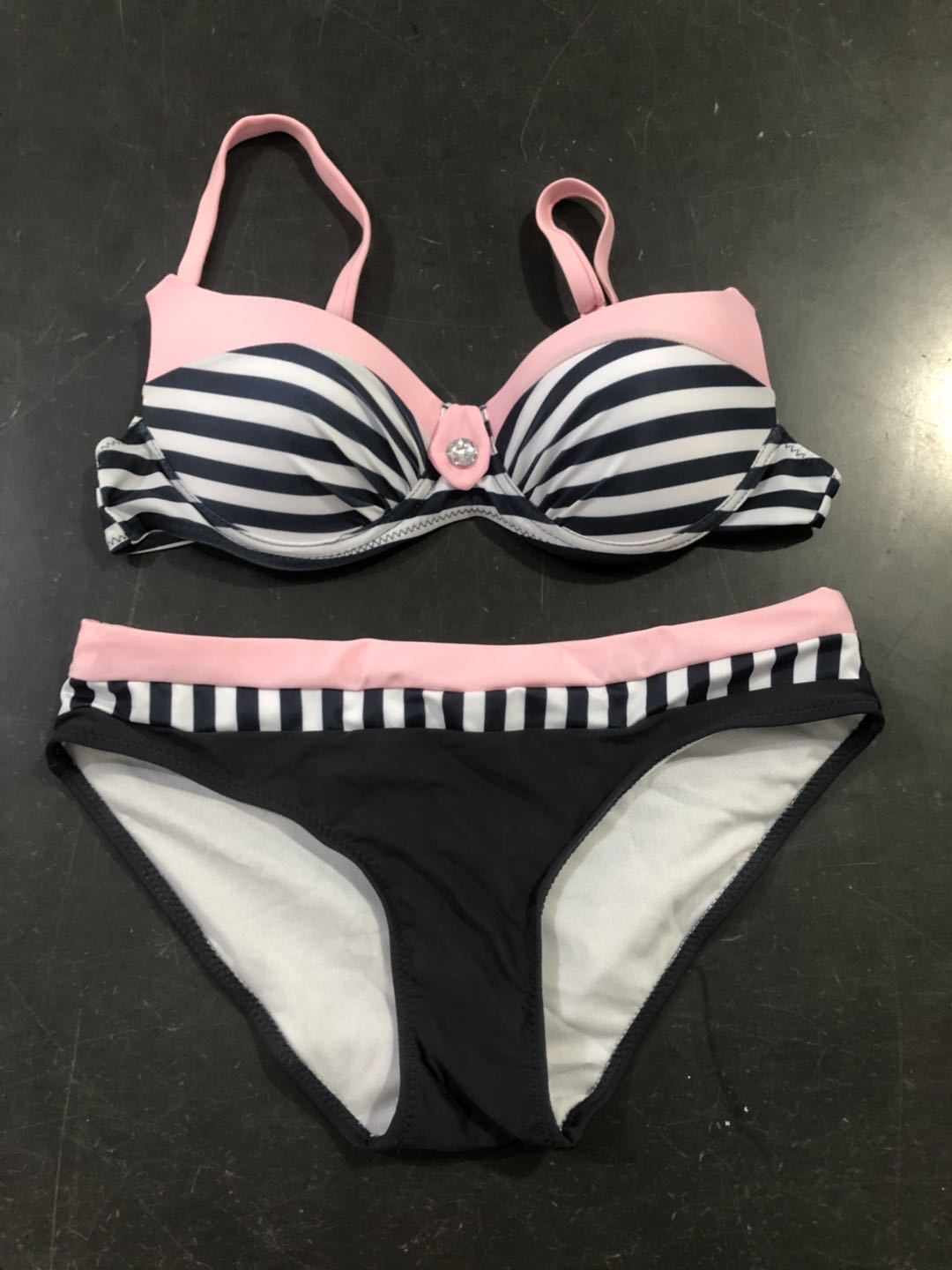 Damen Bikini-Set mit formgebendem Oberteil und modernem Streifenmuster EB