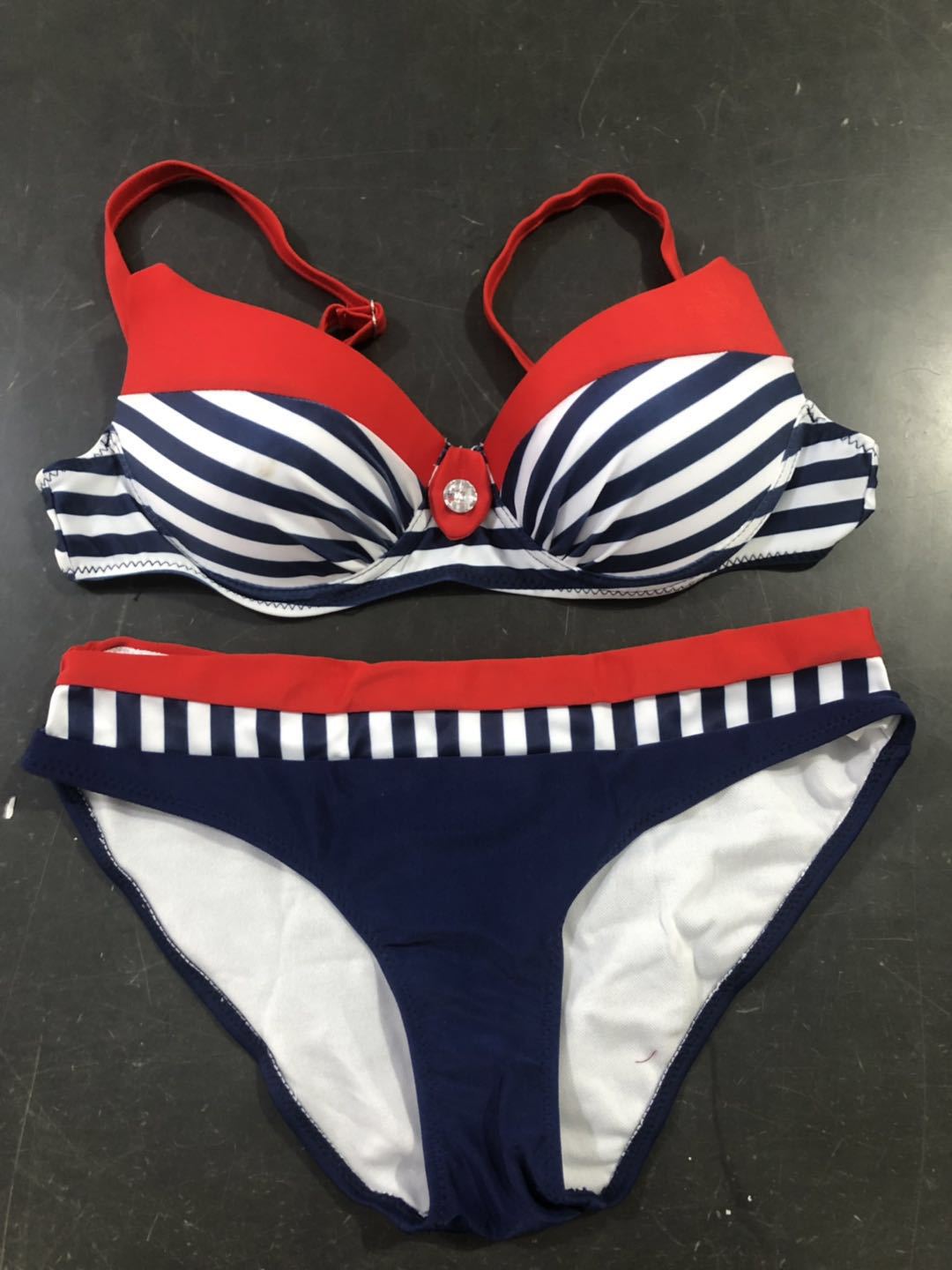 Damen Bikini-Set mit formgebendem Oberteil und modernem Streifenmuster EB