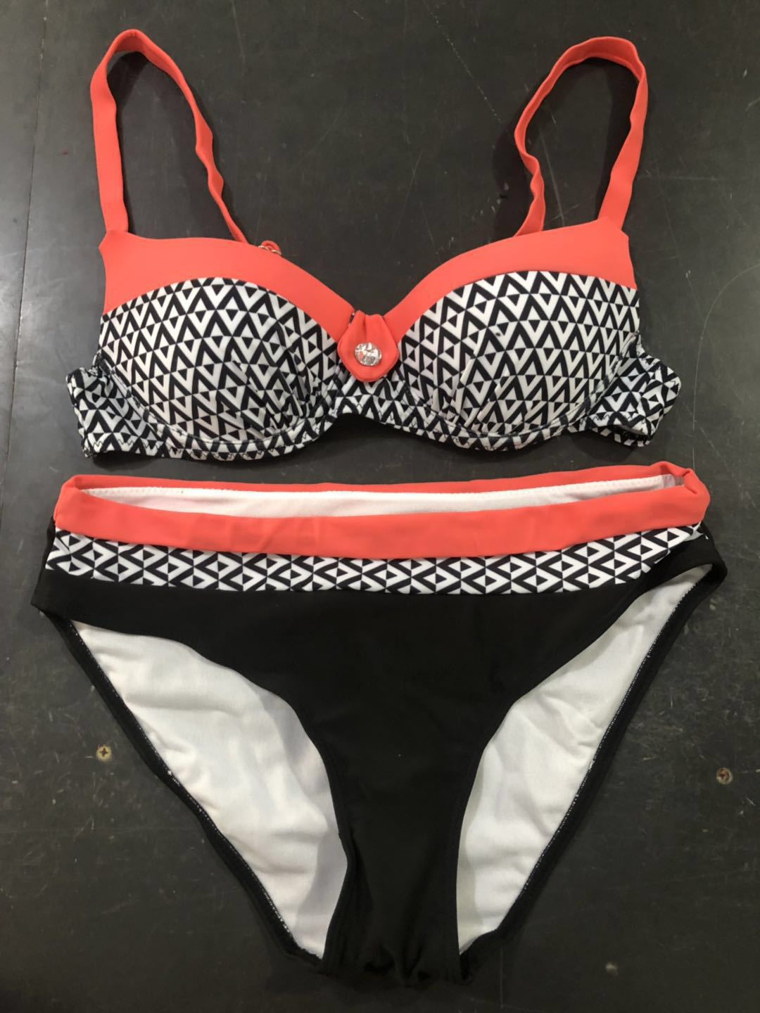 Damen Bikini-Set mit formgebendem Oberteil und modernem Streifenmuster EB