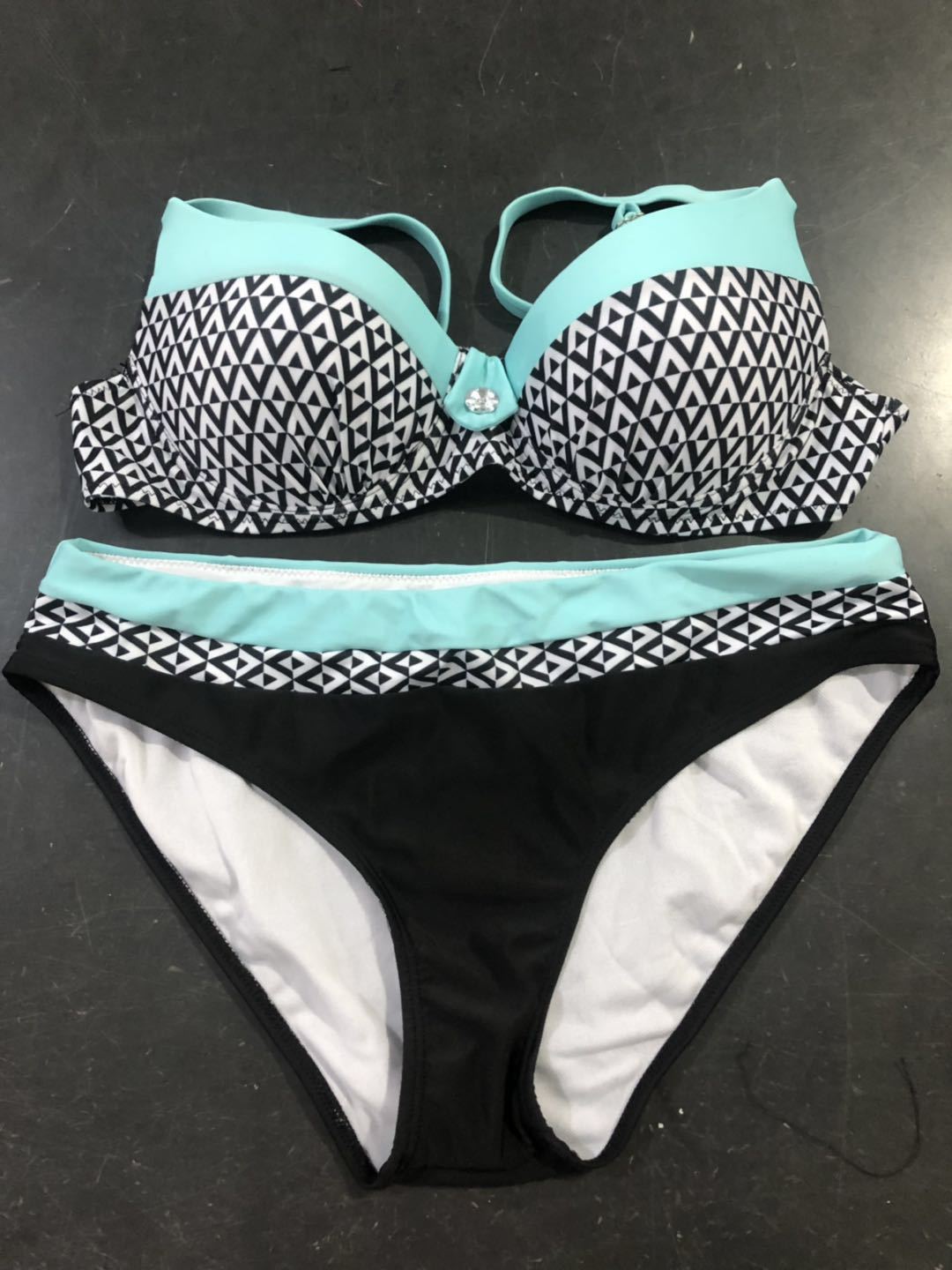 Damen Bikini-Set mit formgebendem Oberteil und modernem Streifenmuster EB