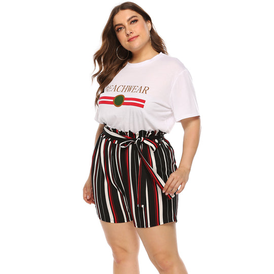 Damen elegant geschnittene gestreifte Shorts mit dekorativem Bindegürtel EB