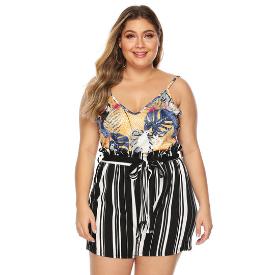 Damen elegant geschnittene gestreifte Shorts mit dekorativem Bindegürtel EB