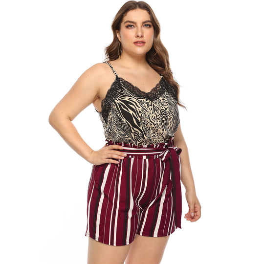 Damen elegant geschnittene gestreifte Shorts mit dekorativem Bindegürtel EB