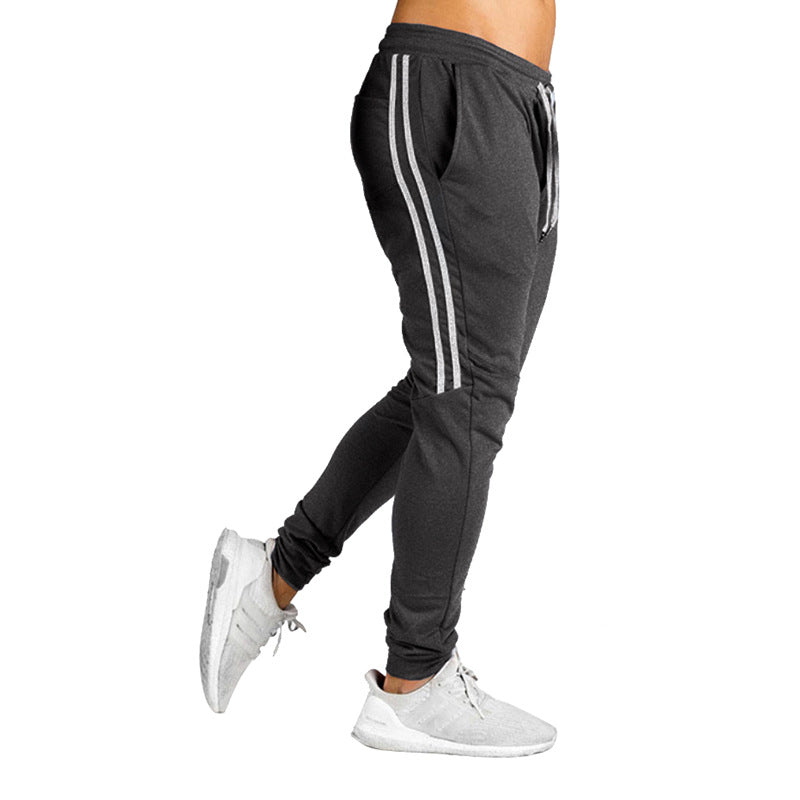 Herren Sportliche Jogginghose mit atmungsaktiver Struktur und seitlichen Streifen EB