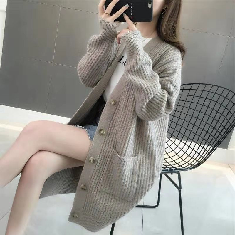 Damen Grobstrick Cardigan mit tiefem V-Ausschnitt und eleganten Knopfdetails EB