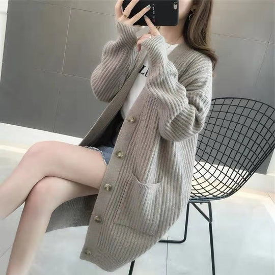 Damen Grobstrick Cardigan mit tiefem V-Ausschnitt und eleganten Knopfdetails EB