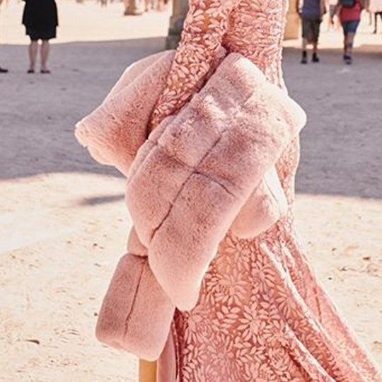 Damen Modische Kunstfelljacke mit voluminösen Puffärmeln und nahe des Halses schließendem Design EB