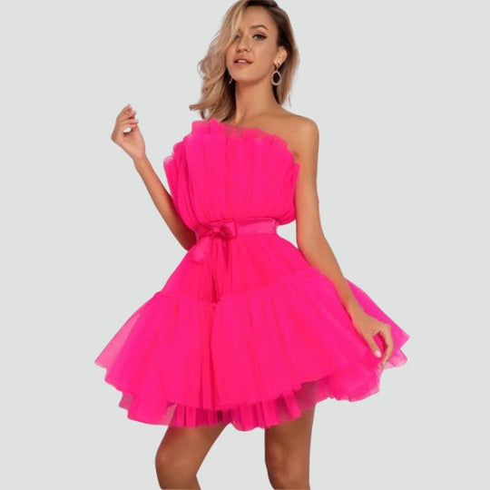 Trägerloses Tüllkleid mit geschichtetem Rock