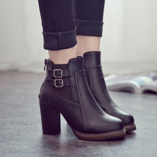 Damen modische Ankle Boots mit robustem Blockabsatz und stilvollen Schnallendetails EB