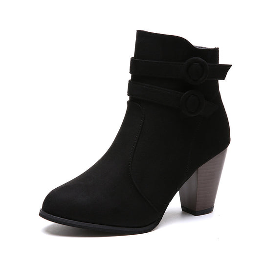 Damen nan elegante Kurzstiefelette in Veloursoptik mit doppelt umlaufendem Zierriemen und konisch gestapeltem Absatz EB