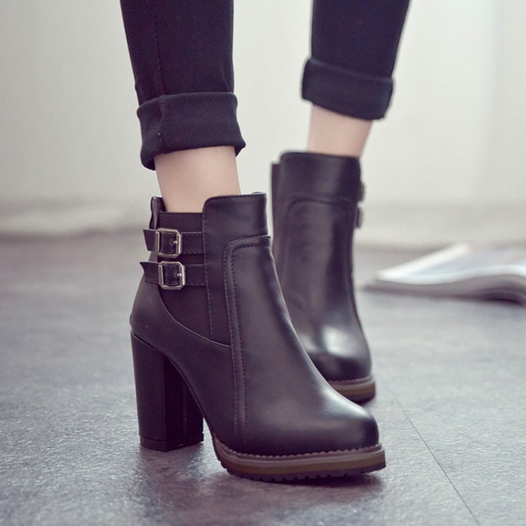 Damen nan knöchelhohe Stiefelette mit hohem Blockabsatz, zwei verstellbaren Riemen und profilierter Laufsohle EB