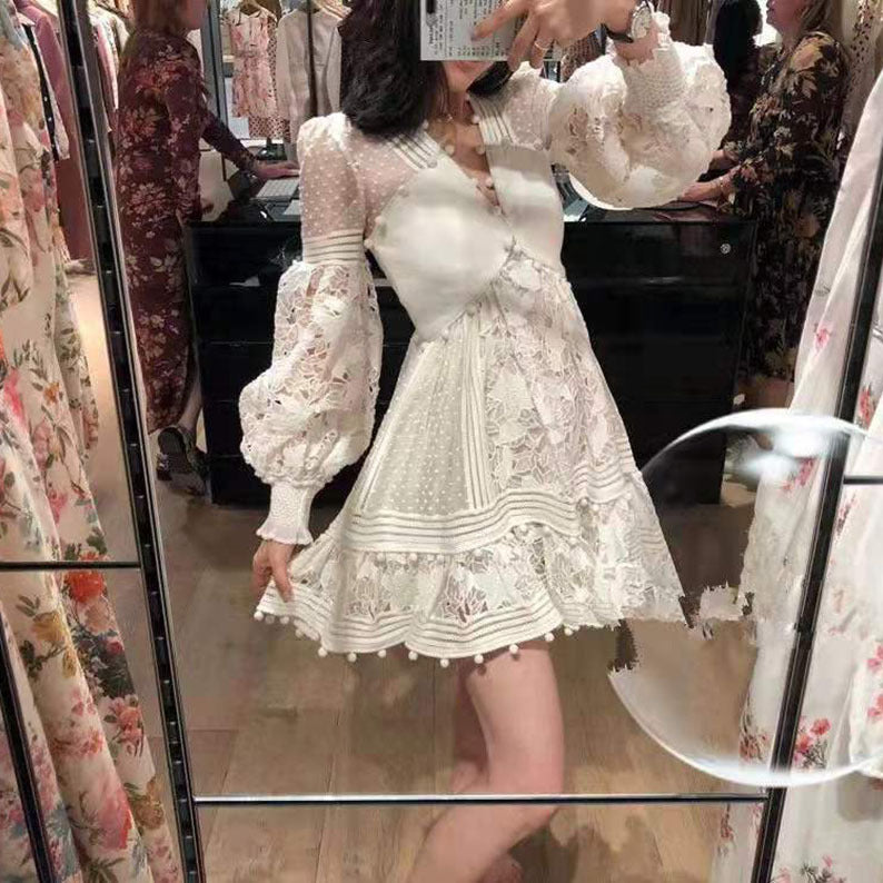 Damen verspieltes Blumenkleid mit Rüschendetails und transparenten Puffärmeln EB
