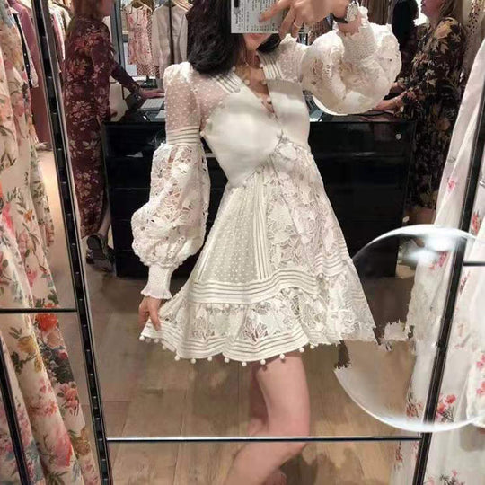 Damen verspieltes Blumenkleid mit Rüschendetails und transparenten Puffärmeln EB