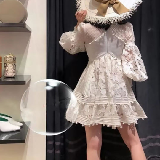 Damen verspieltes Blumenkleid mit Rüschendetails und transparenten Puffärmeln EB