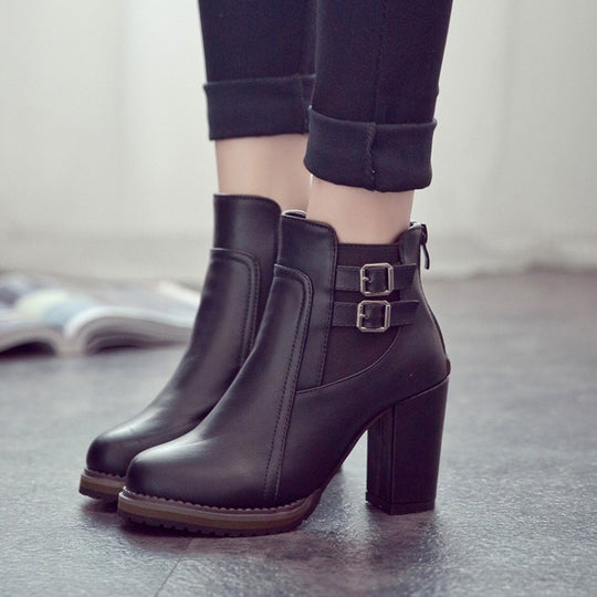 Damen modische Ankle Boots mit robustem Blockabsatz und stilvollen Schnallendetails EB