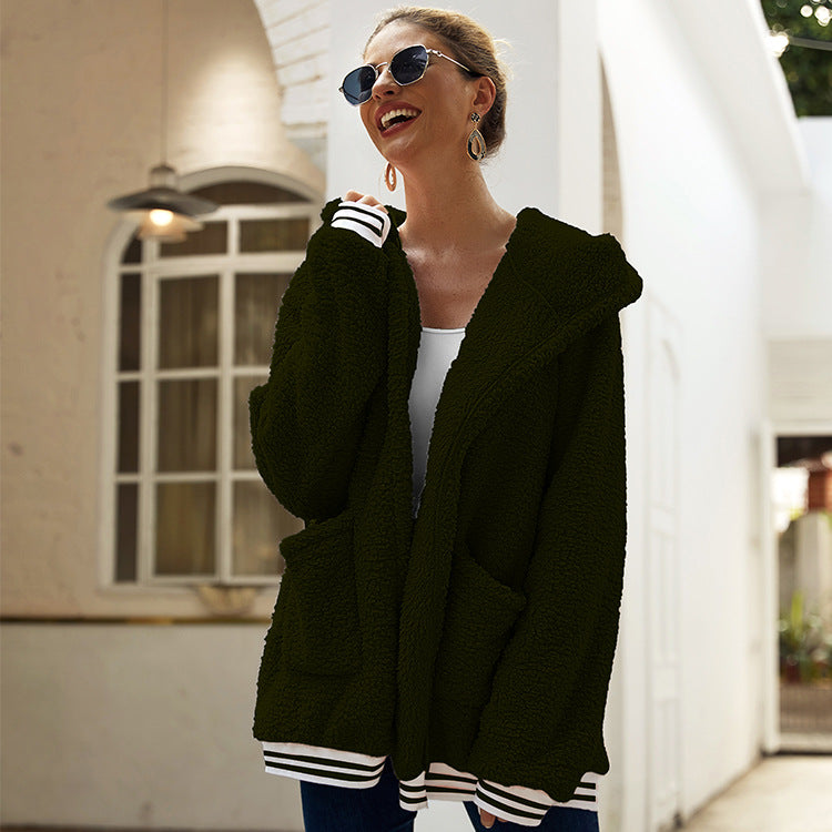 Damen Fleece-Hoodie im oversized Schnitt mit praktischen Taschen und verspielten Streifen EB