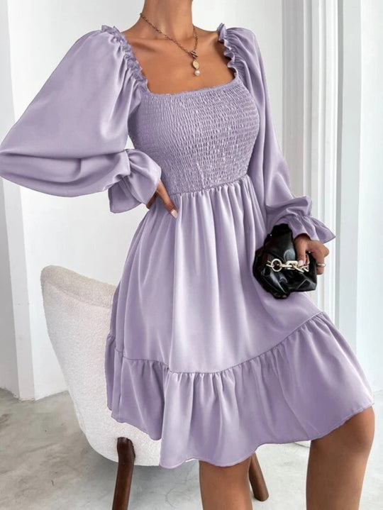 EB | Paralleles Krepp genähtes Kleid mit Rüschensaum