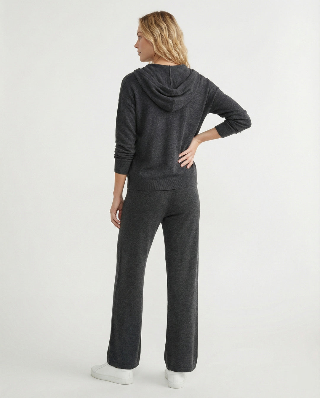 Damen Modetrends 2026 lässiges Kapuzenshirt mit kurzer Knopfleiste und weite Jogginghose aus weicher Baumwollmischung EB