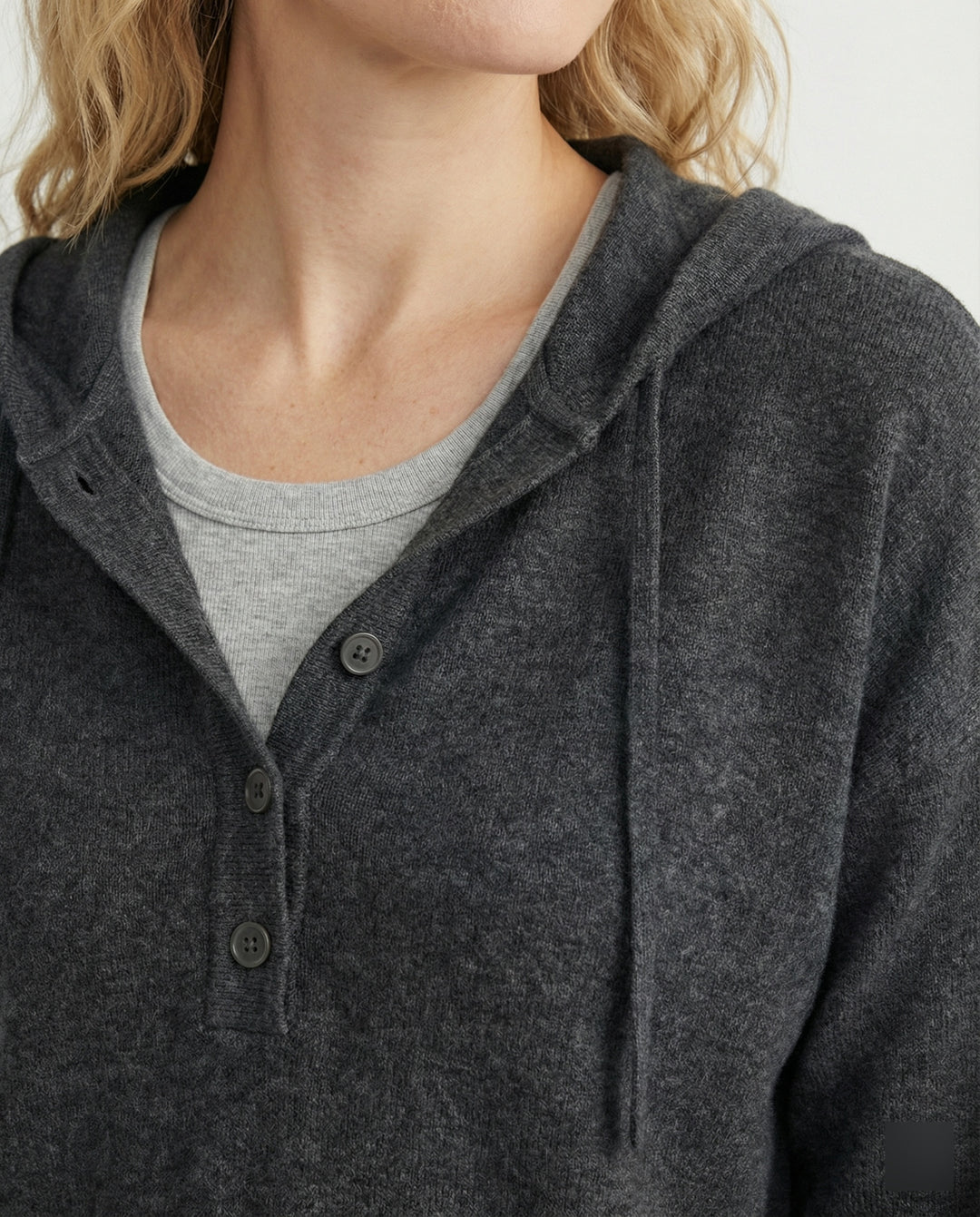 Damen Modetrends 2026 lässiges Kapuzenshirt mit kurzer Knopfleiste und weite Jogginghose aus weicher Baumwollmischung EB