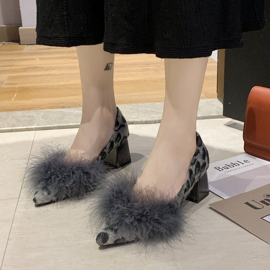 Damen elegante Pumps mit Plüschdetail EB