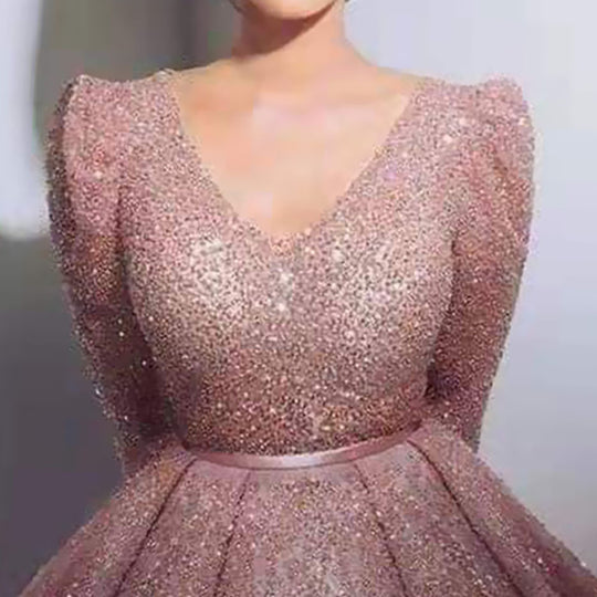 Damen Glamouröses Abendkleid mit funkelnden Applikationen und schwingendem Rock EB